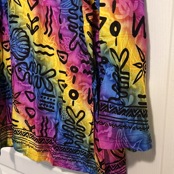 Colorful Geometric Print Top - Picture 3 of 4